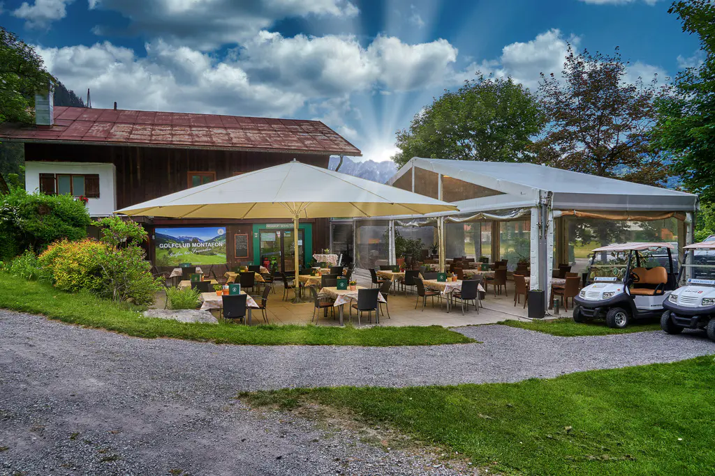 Clubrestaurant mit Sonnenterrasse, Schirmen und Panoramazelt